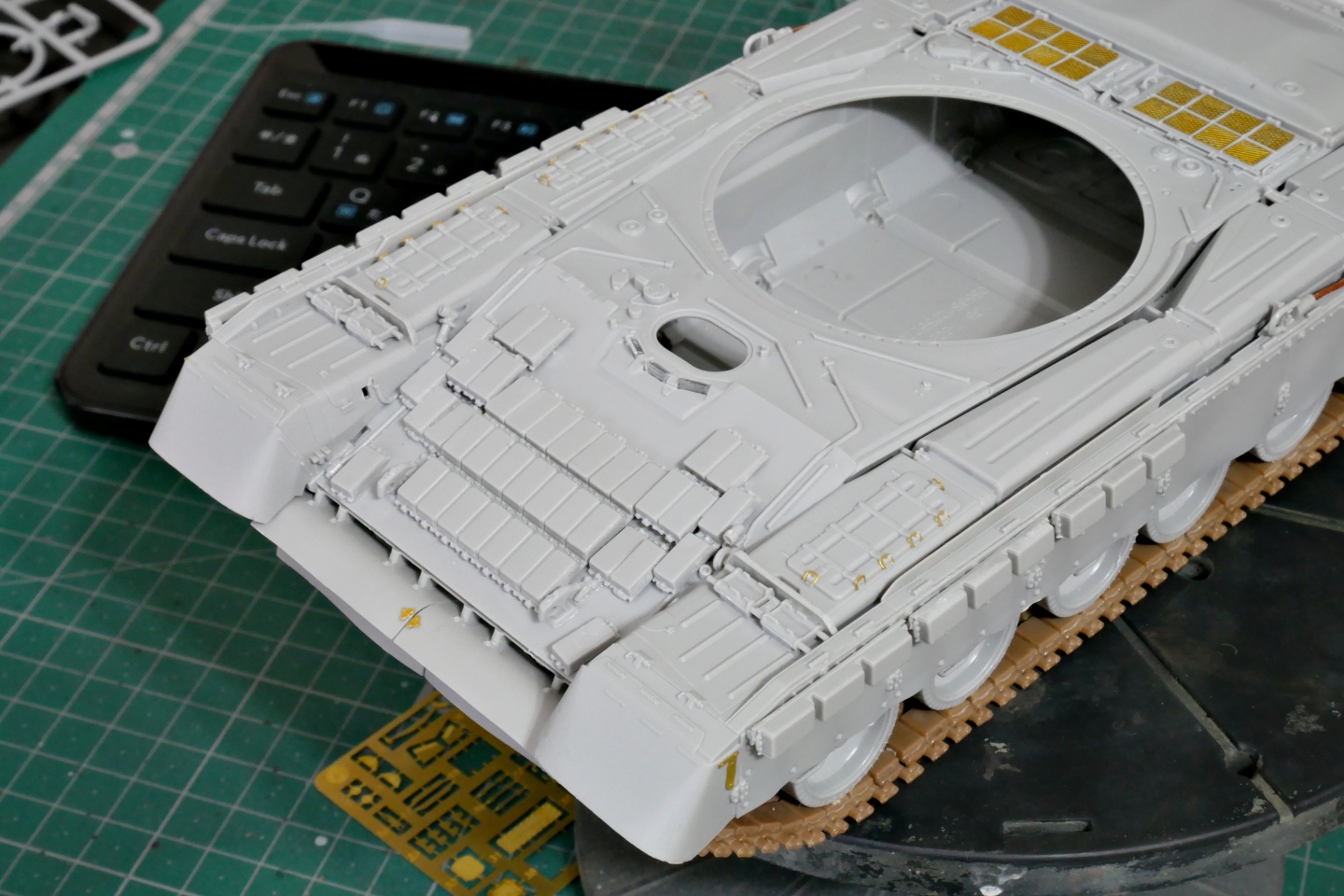 ロシア軍 T-80BV 主力戦車 トランペッター 1/35 プラモデル製作手順 組立と塗装 製作記 完成写真